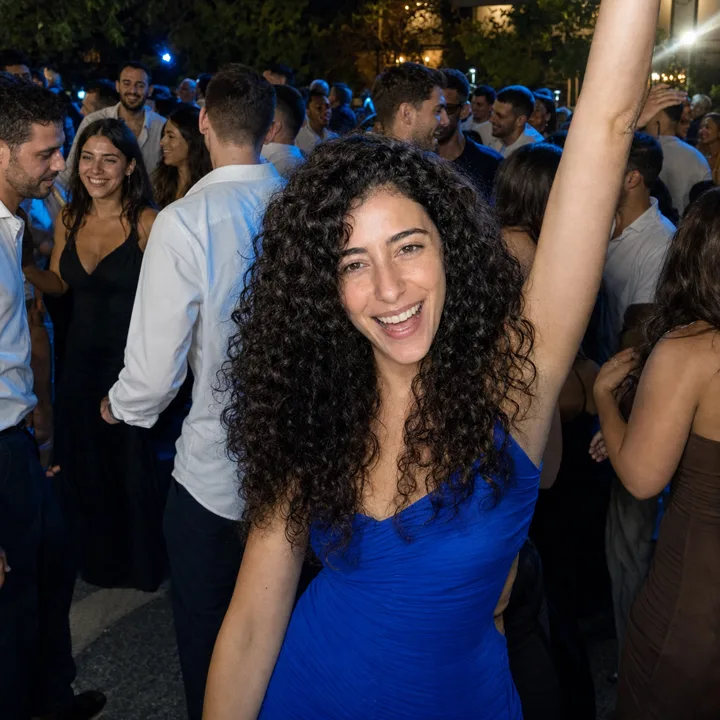 חברים מצלמים ורוקדים יחד ברחבת האירוע